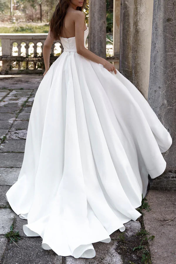 Abito da sposa in raso bianco con scollo a cuore e scollatura a V, stile country